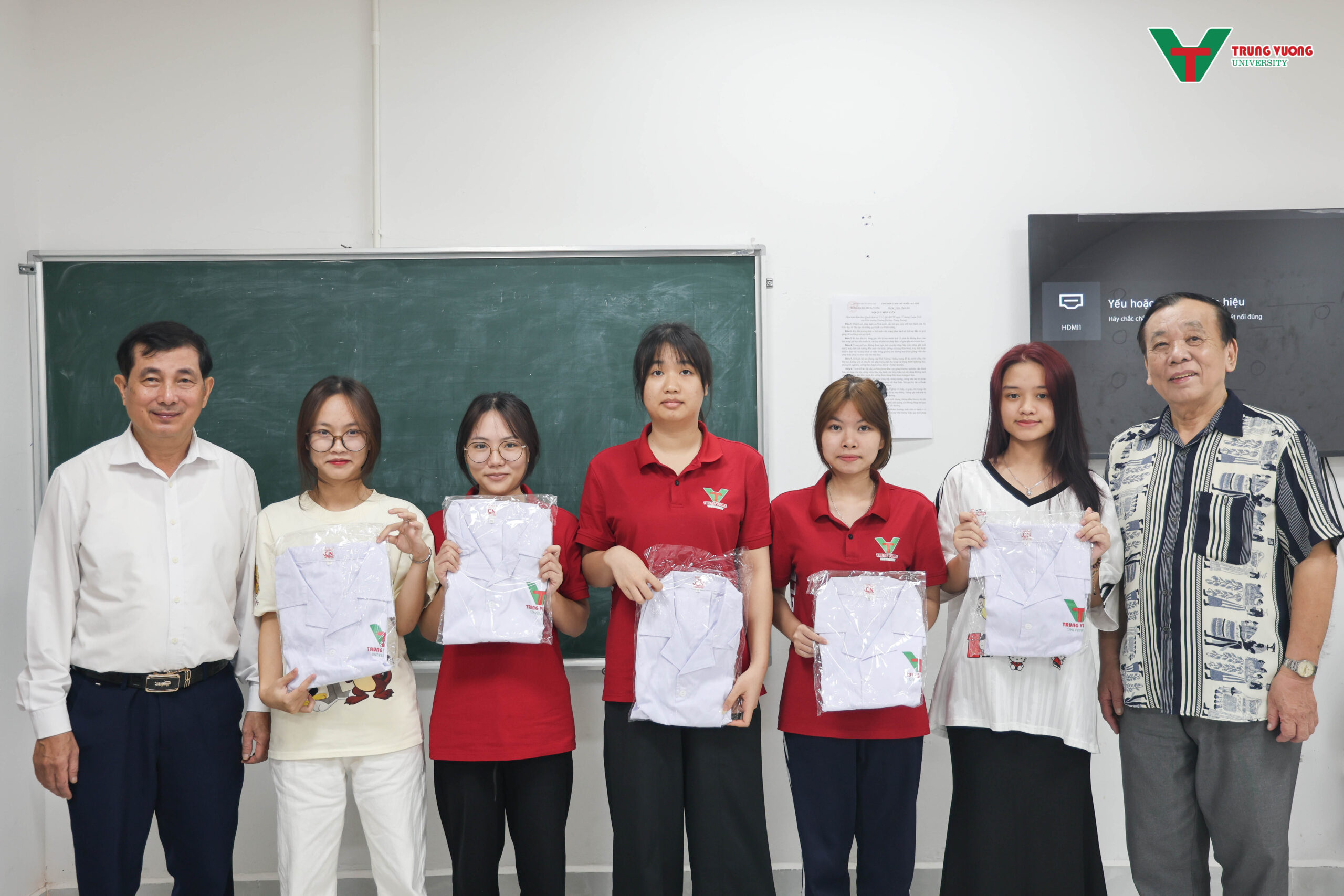 Sinh viên Điều dưỡng TVU K17 nhận áo blouse trắng nhân Ngày Điều dưỡng Việt Nam 26/10